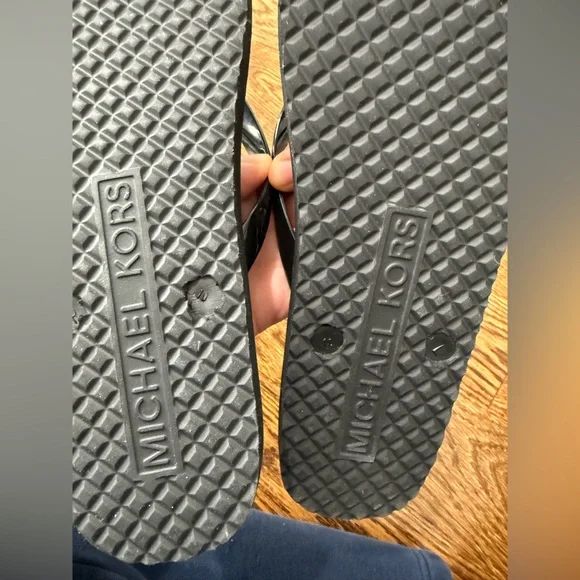 MICHAEL KORS Flip Flops Thongs Flat Sandals Black Multi Gold MK Logo - Picture 3 of 3